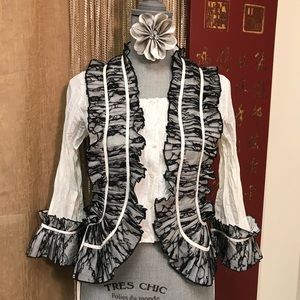 Unique Look ⭐️ Crinkled Crepe & Black Lace Top ⭐️